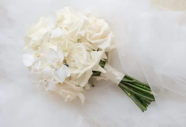 White bridal bouquet with orchids and roses for an elegant Sicilian wedding design